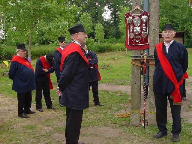 koningsschieting2005_29.jpg - Jan Berghmans aanvaardt het koningsschap op vraag van de hoofdman Ferdi Van Grieken