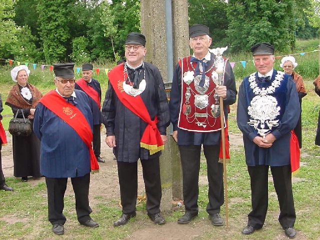 koningsschieting2005_37.jpg - Erehoofdman Armand Van Mol, met hoofdman en koning en keizer Louis Vandenbroek.