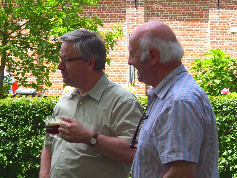 koningsschieting_2014_15.JPG - burgemeester Jan Peeters en pastoor Vic Nijs in overleg